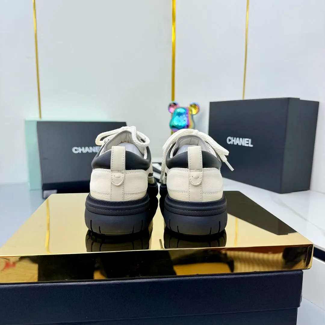👟👟Ex-factory price 600👟👟 CHANEL 25C early autumn vacation style new casual shoes. A pair of comfortable shoes can reduce the fatigue on your feet. The new style is very versatile, whether it is daily wear or a sister party. It can be easily used for commuting in the workplace, outdoor sports and various occasions. It can increase the height, straighten the legs, modify the shape of the feet, is comfortable and comfortable without rubbing the feet, and has good breathability. It can also be worn in summer. Office workers can also easily own it when wearing it. The fabric is pebbled cowhide + plaid pad to show off sheepskin. The original open-molded rubber foam outsole! size: 35-40 (41 customized, non-refundable and non-exchangeable) 👉